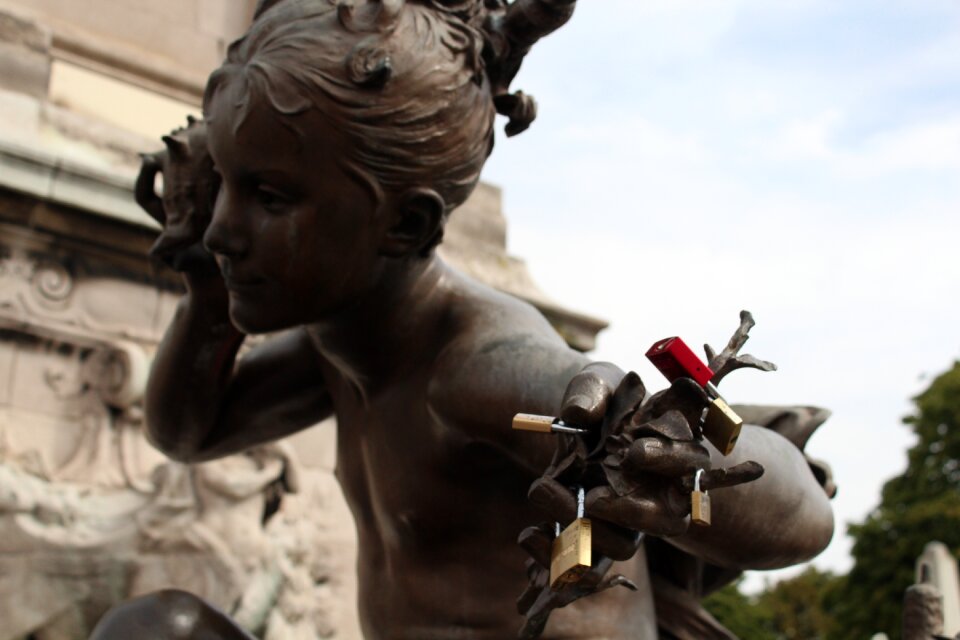 Statue sculpture lovers