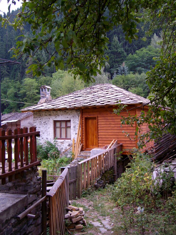Shiroka laka building home