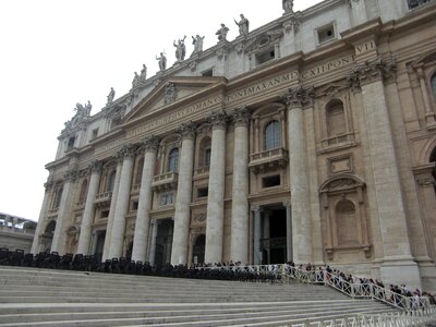 St peter's square st peter's basilica architecture photo