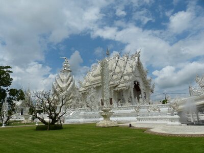 Chiengrai white temple photo