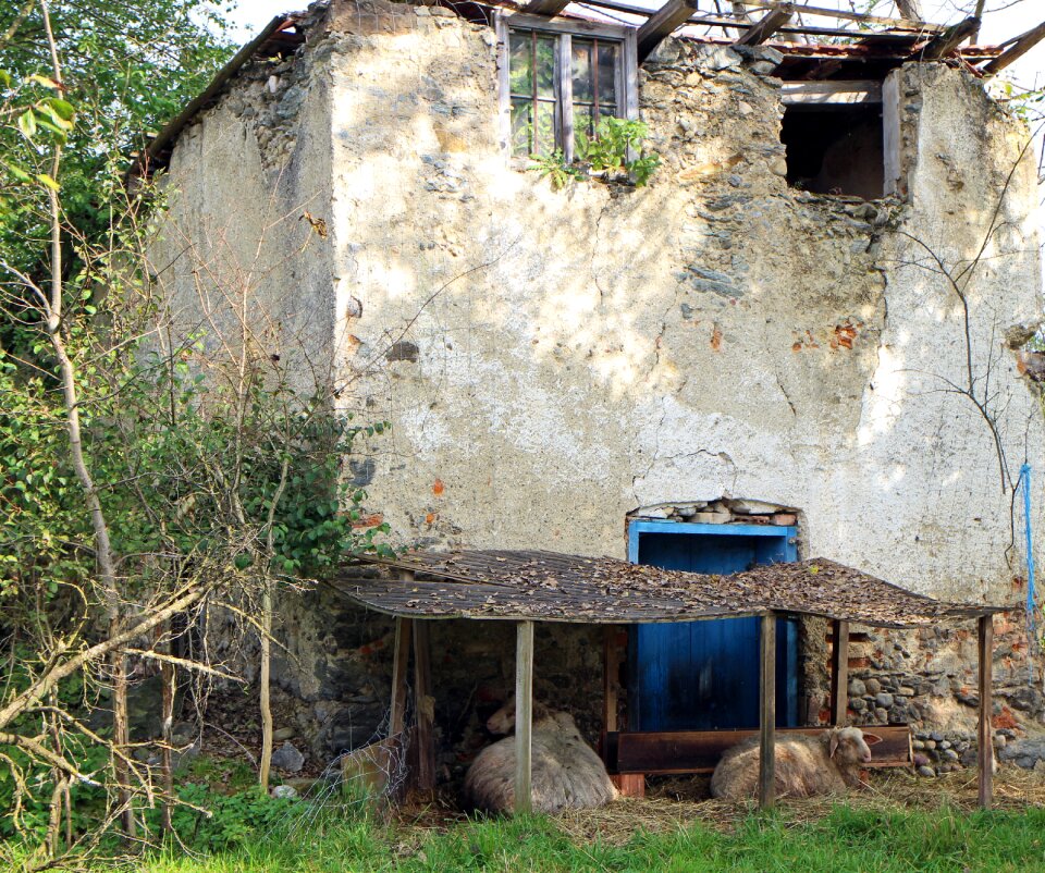 Decay ruin hauswand