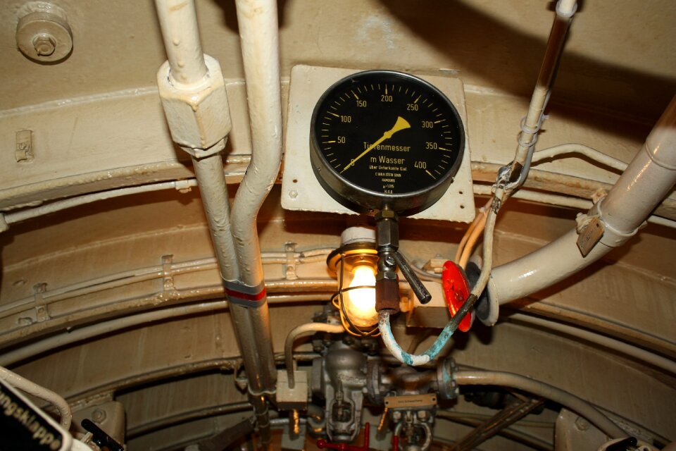 Seafaring pressure gauge armature