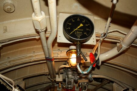 Seafaring pressure gauge armature photo