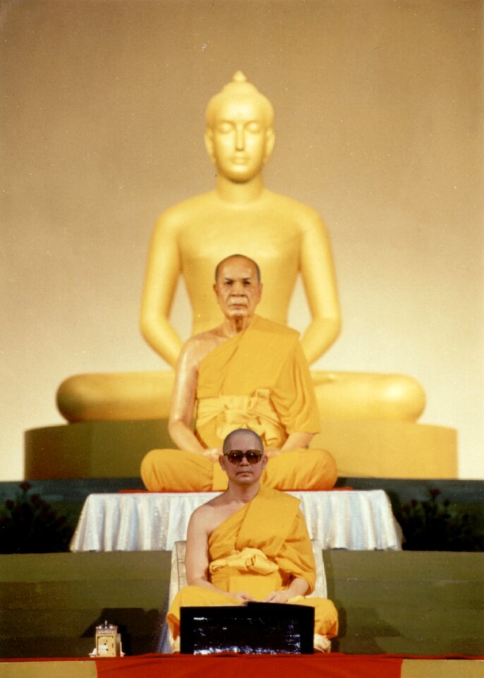 Leader wat phra dhammakaya photo