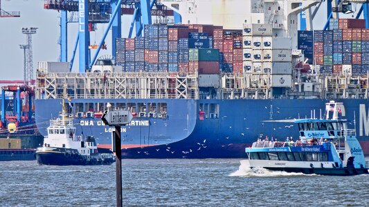 Elbe container tug photo