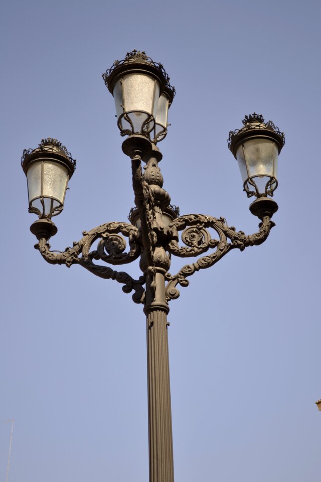 Illuminate lamppost items