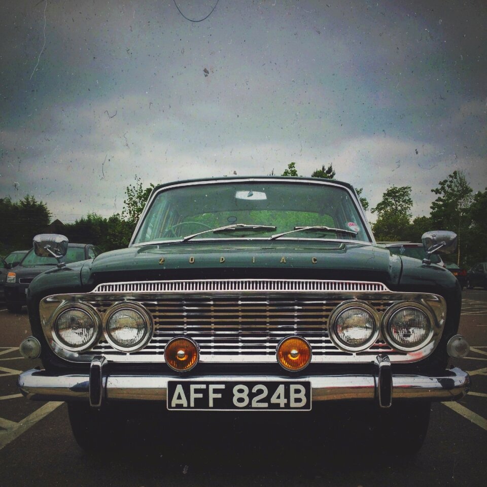 Automobile old vehicle