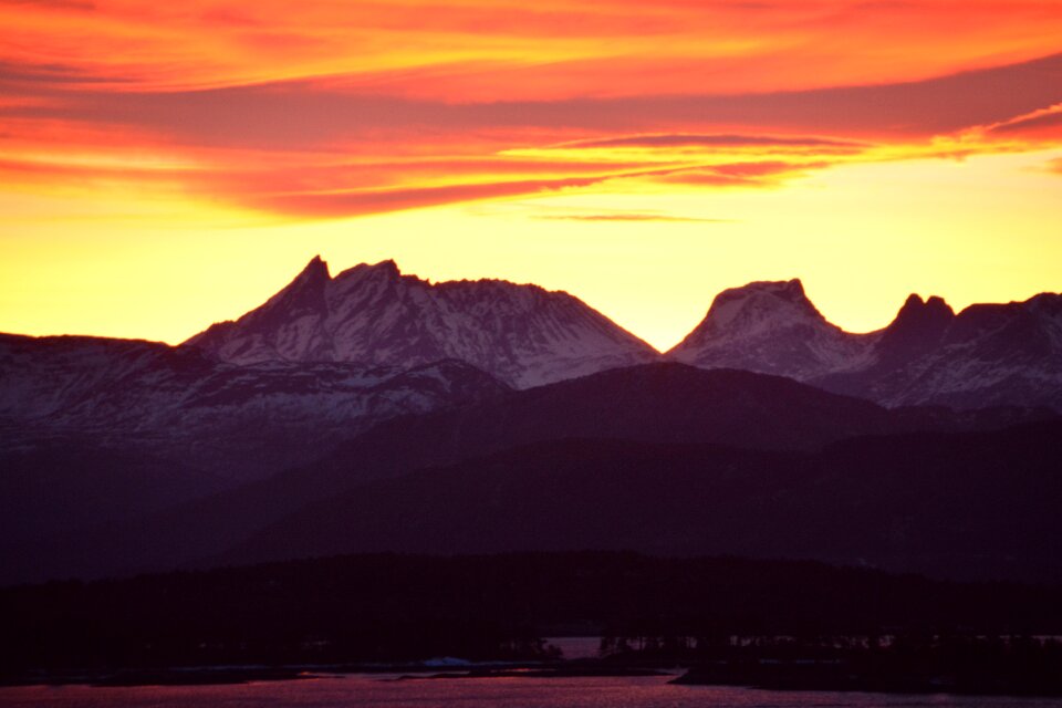 Mountains sunrise sol