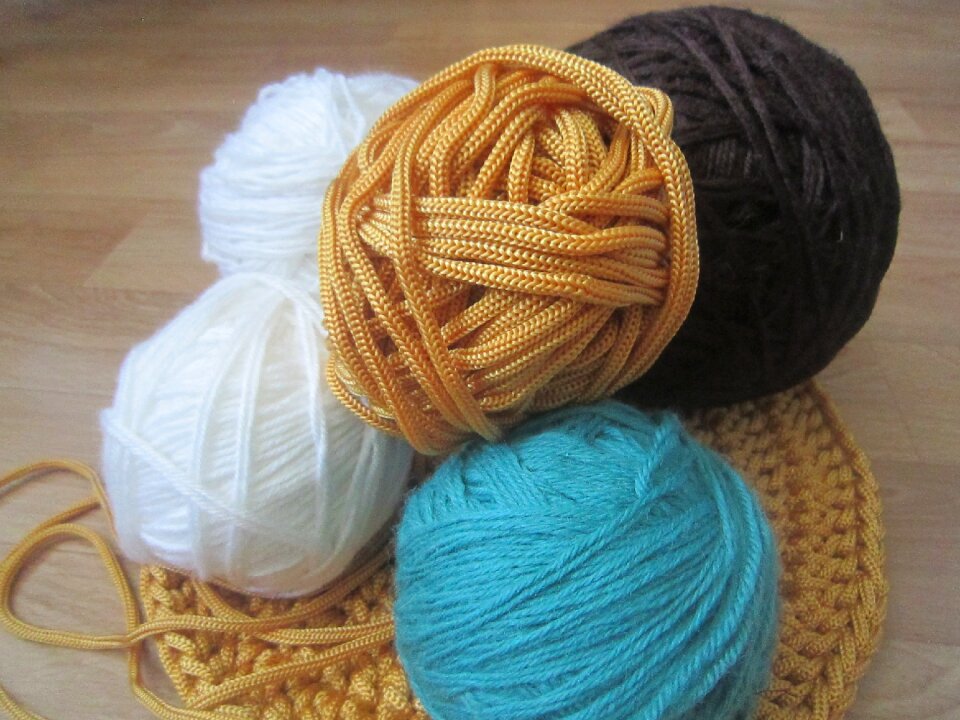 Knitting the balls acrylic