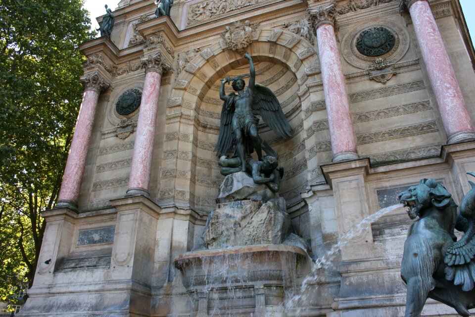 Fountain saint-michel source paris