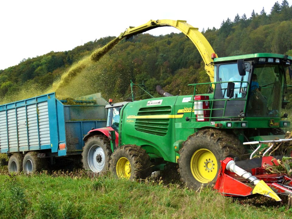 Tractor autumn trailers photo