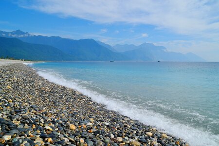Qixing lake cobblestone beach photo