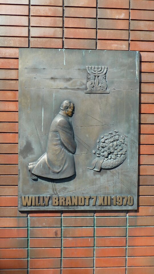 Bronze plaque monument of the knee if willy brandt