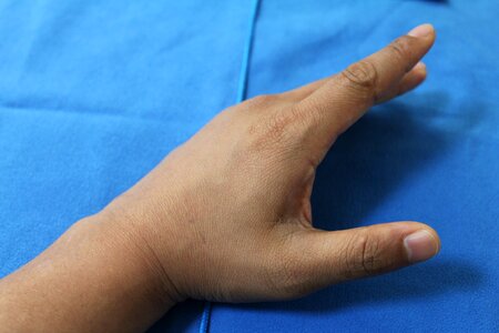 Man hand the index constructed