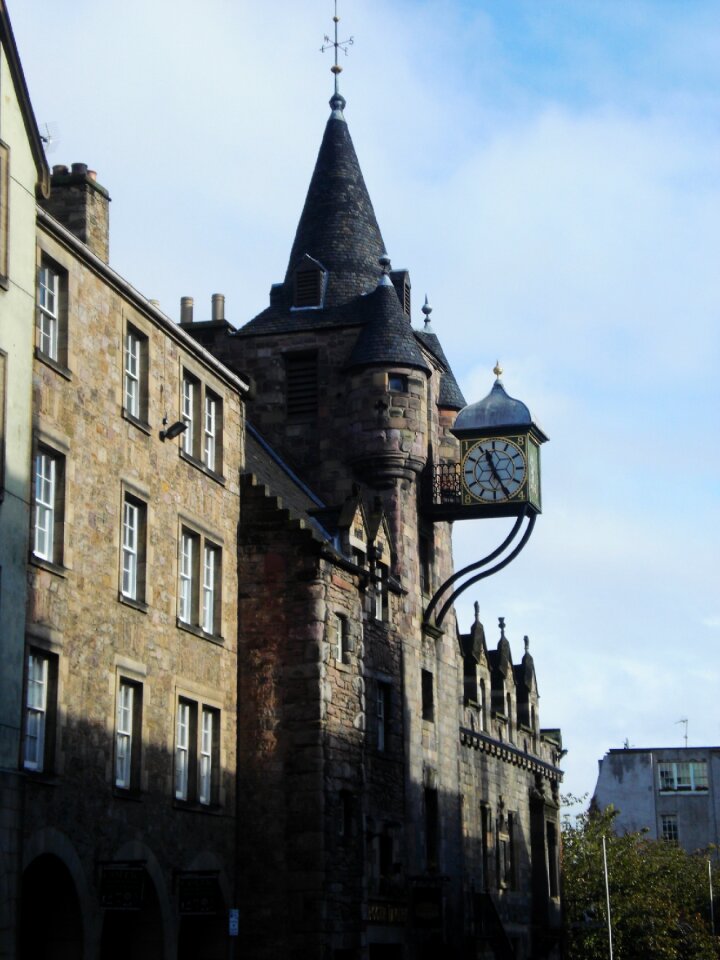 Building clock house