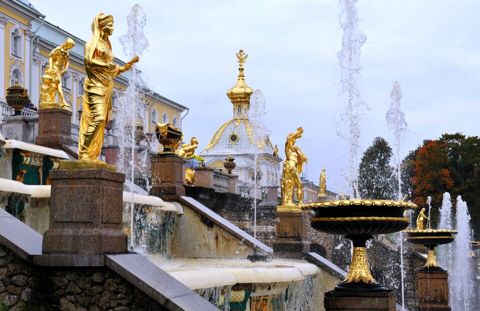 Peterhof parks fountains