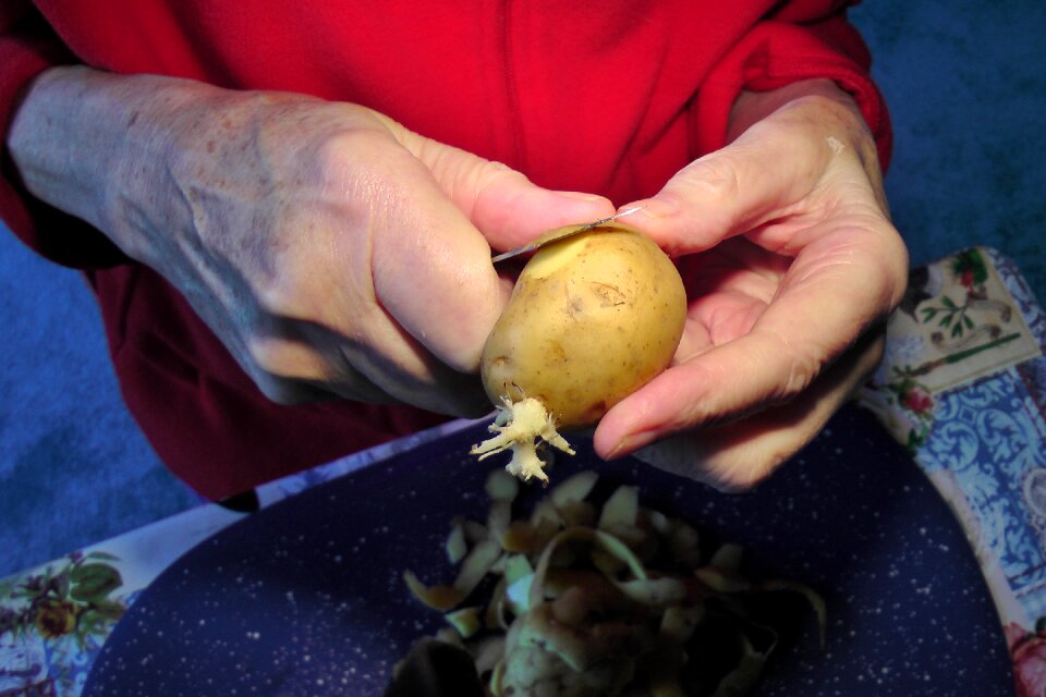 Peel hands potato skins