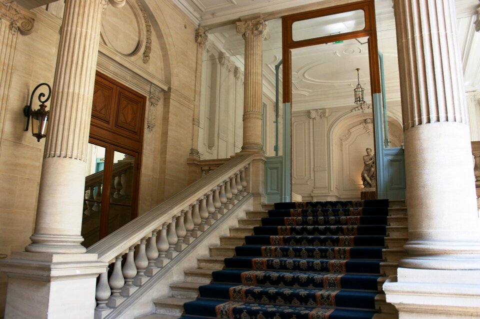 Handrail vestibule columns