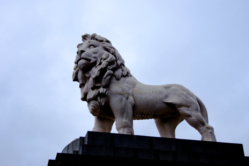 Statue monument brave