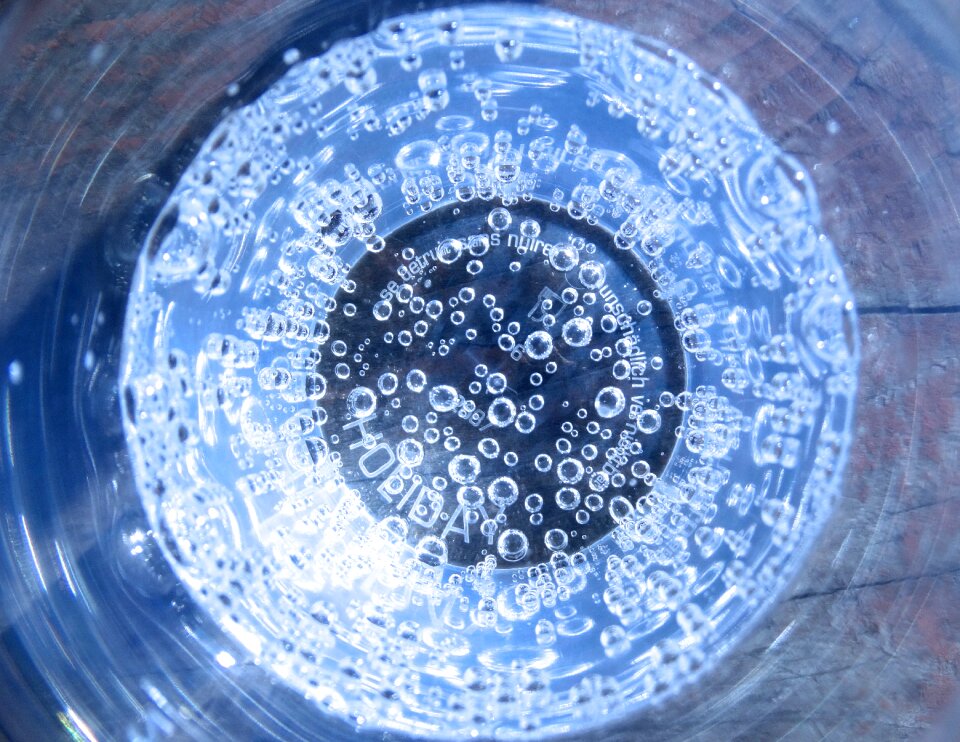 Drinking water carbonic acid air bubbles