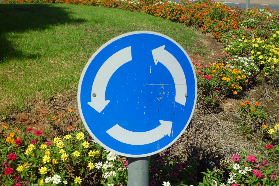 Traffic signal roundabout traffic
