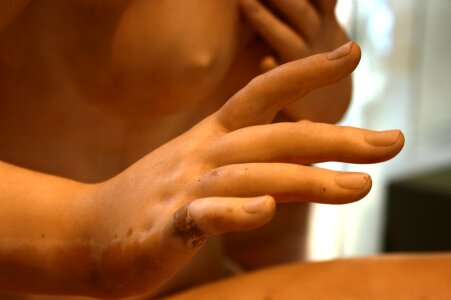 Hand sculpture louvre