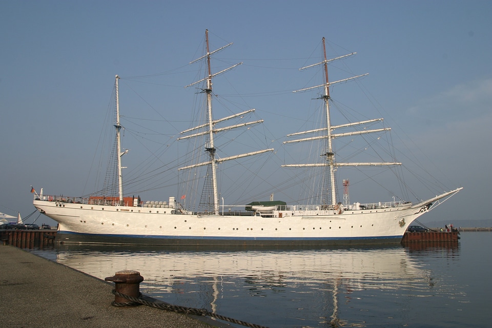 Sea boat sailing-ship photo