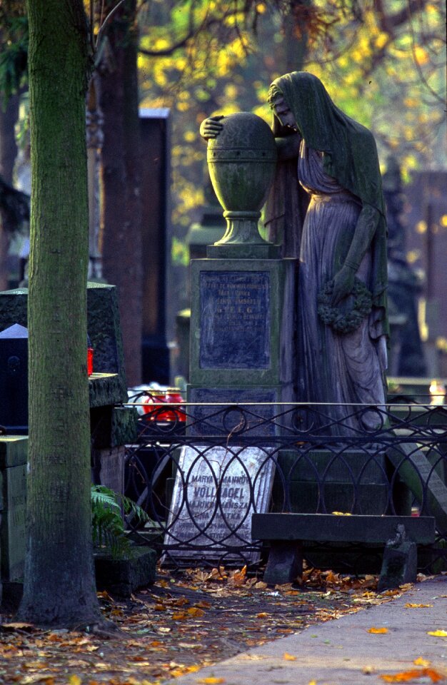 Sculpture warsaw graves