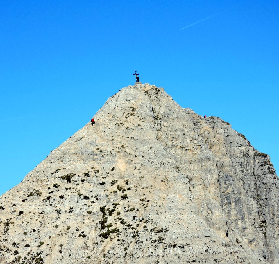 Climber carega hiking