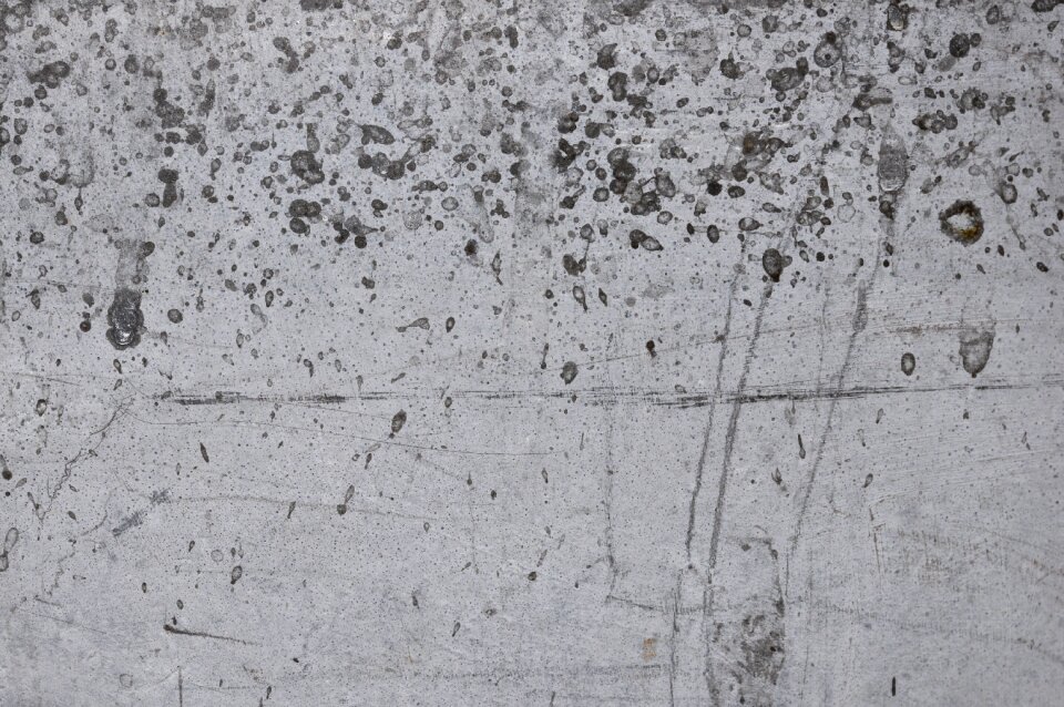 Concrete wall trist