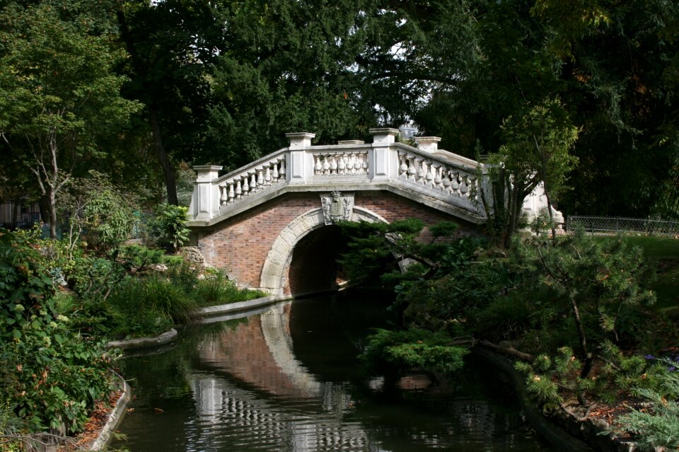 Water mirror parc monceau paris