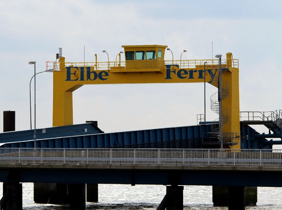 Transport cross ship traffic