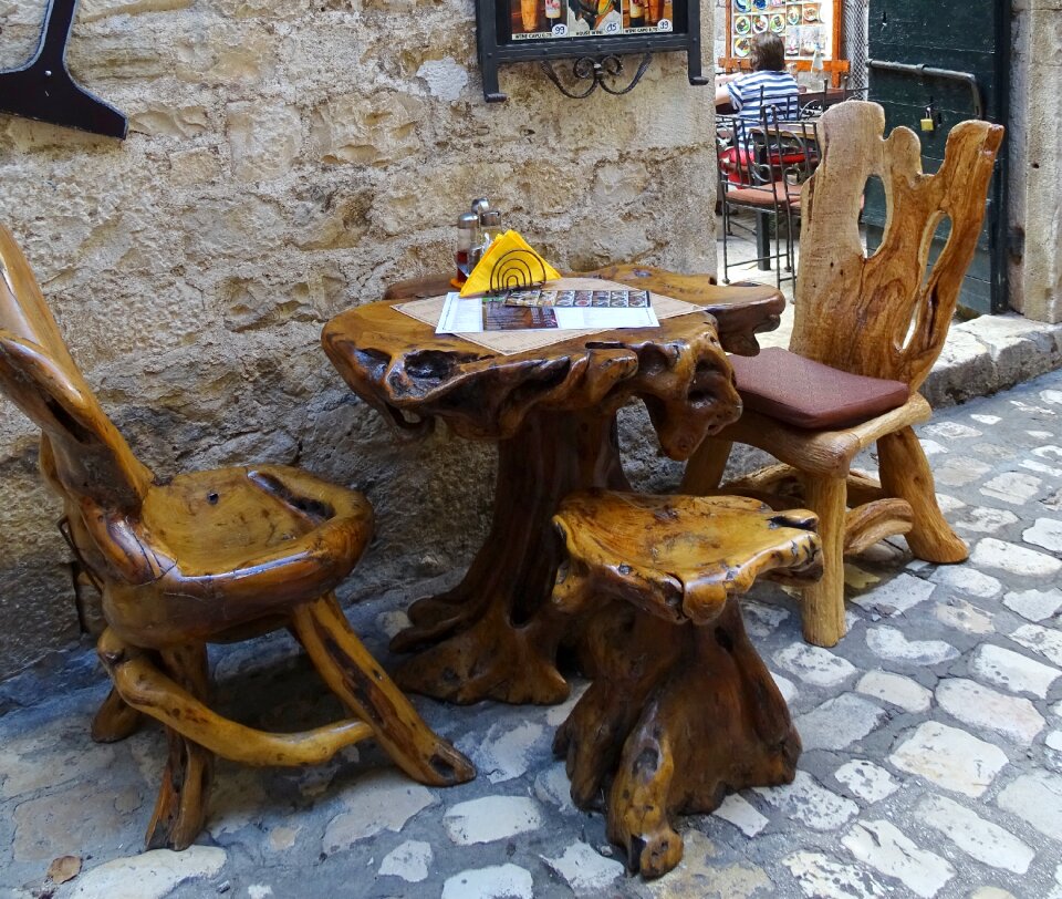 Alley seating arrangement table