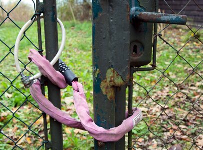 Castles locks to lockable