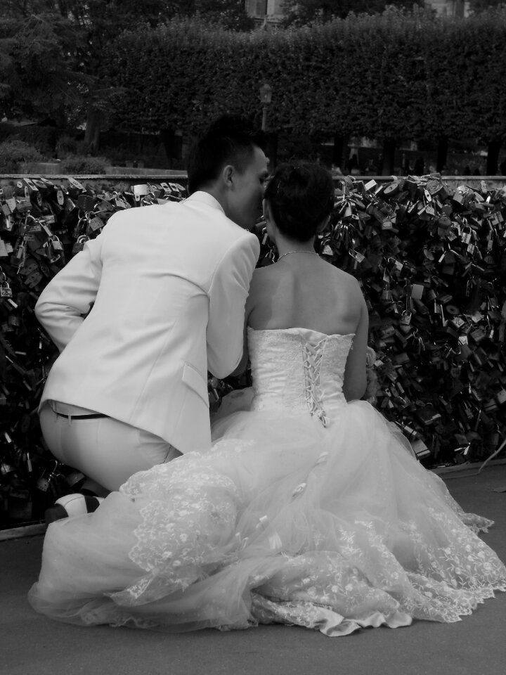 Wedding pont des arts black and white