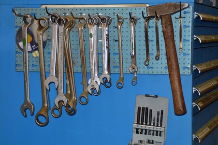 Workshop hammer wrench