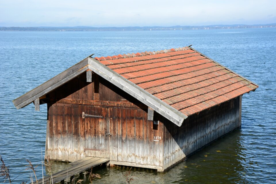 Nature waters hut