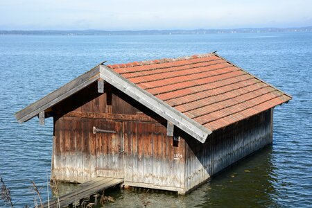 Nature waters hut