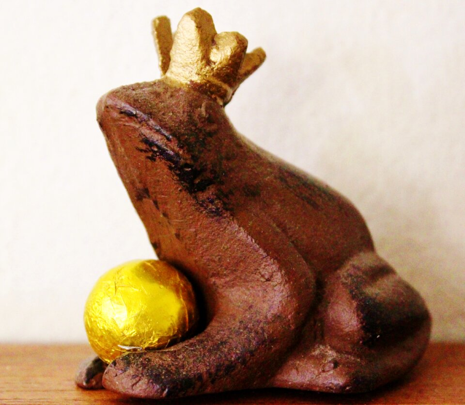Cast iron pans crown decoration