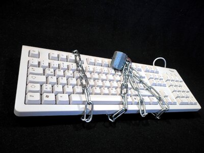 Chain castle security