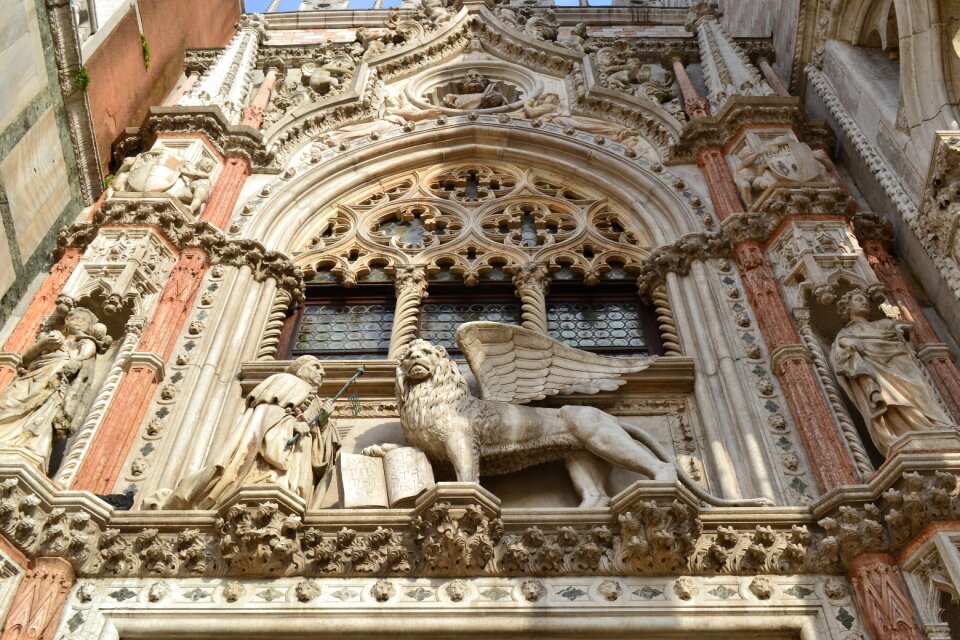 Palace venetian lion