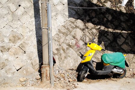 Wall scooter yellow