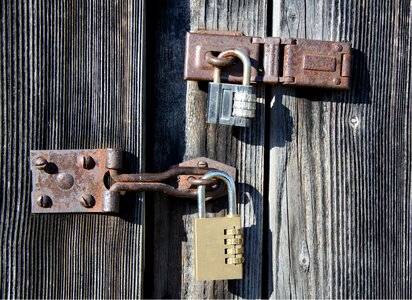 Metal locks to lockable photo