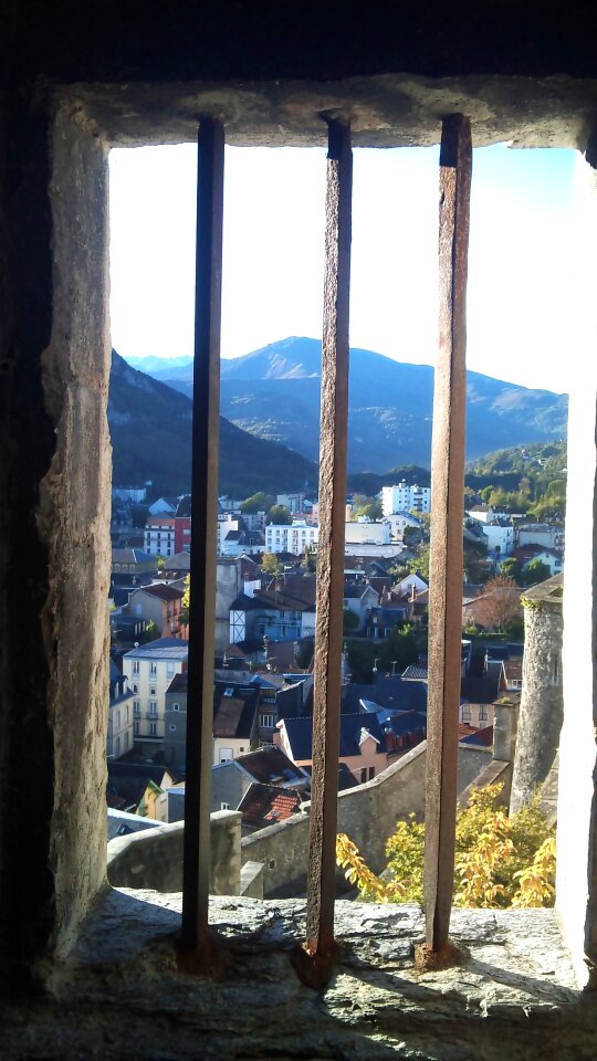 Tower bars cell
