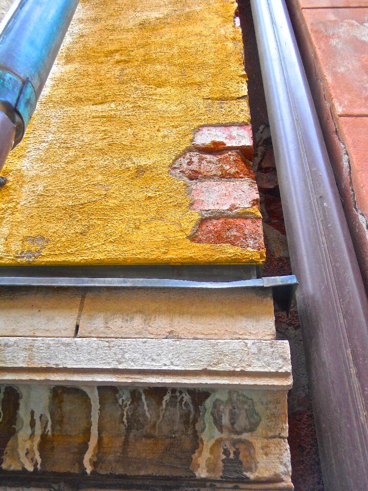 Structure cornice ram