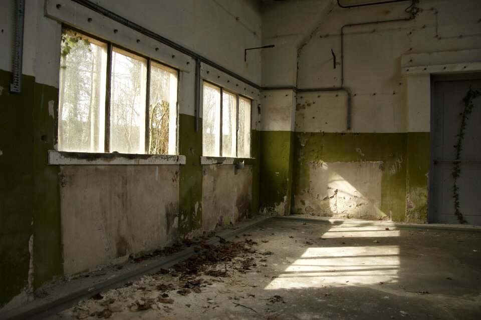Leave industrial building emptiness