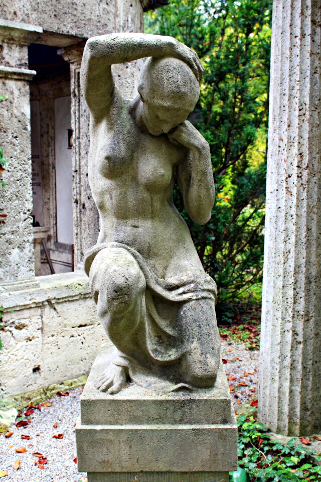 Tomb grave memorial