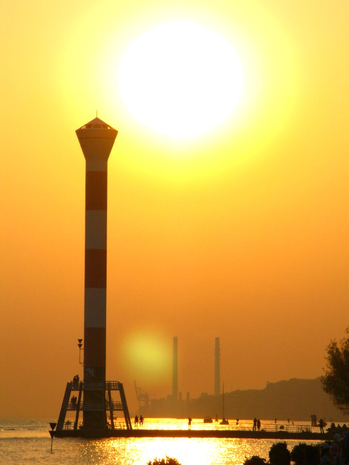 Setting sun lighthouse elbe