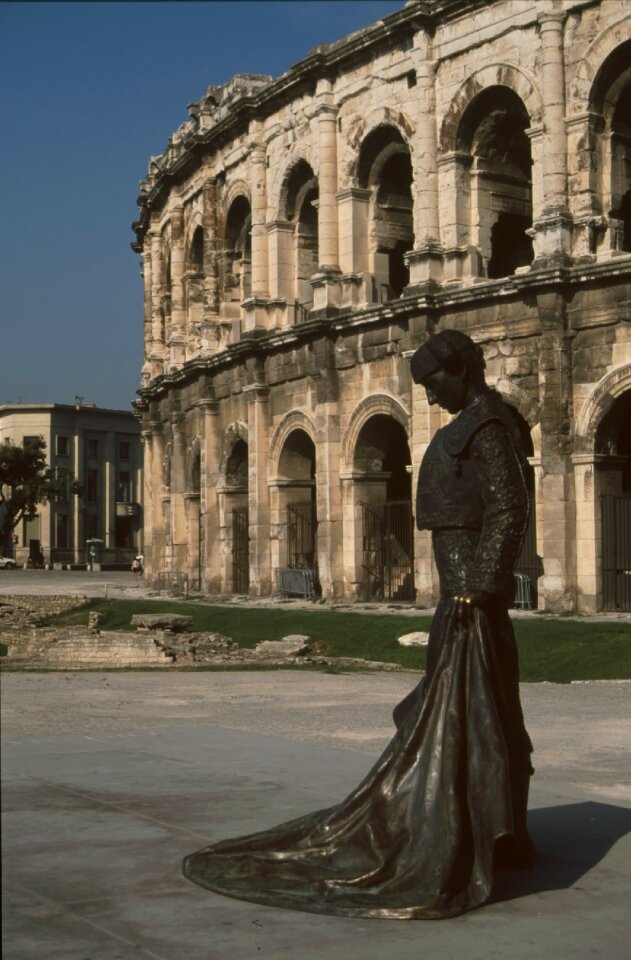 Amphitheater torero statue