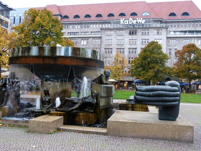 City monument art